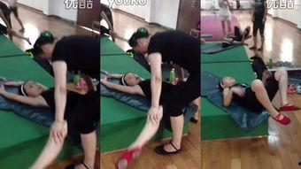 成人压腿劈叉视频在线观看