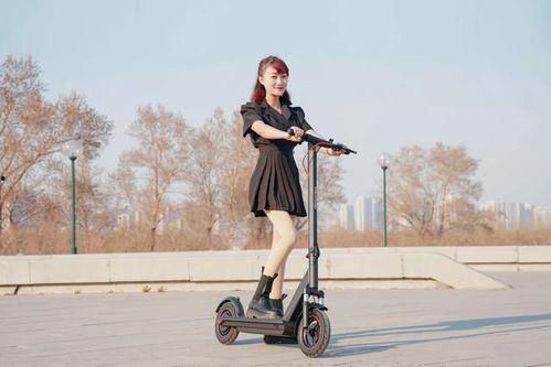 成都成人滑板车女孩视频,青春活力演绎城市风采