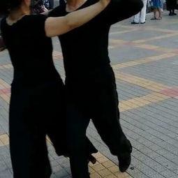 瑜伽球成人转圈视频